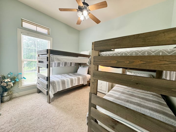 ที่นอนแฝดใหม่ล่าสุดบนเตียงด้านล่างเพื่อความสะดวกสบายเป็นพิเศษ! 