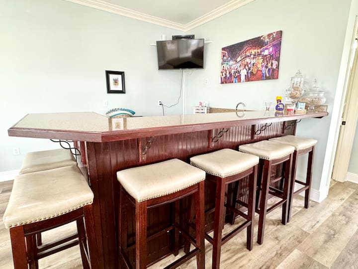 จุดที่ดีที่สุดในการดูกีฬาด้วยโซฟาขนาดใหญ่บาร์และสมาร์ททีวี 2 เครื่อง มาพร้อมกับสิ่งจำเป็นในบาร์และตู้แช่เบียร์! 