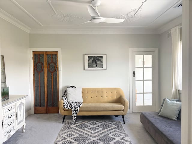 UNIQUE AFFORDABLE LUXURY – CLOSE TO CITY & BONDI! gallery image 3