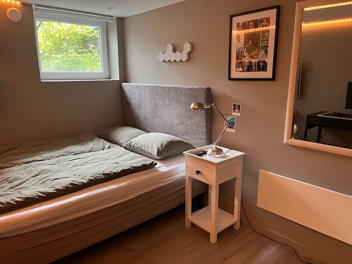 Საძინებელი დაბლა. საწოლი 150 × 200