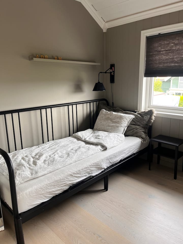 Ერთადგილიანი საწოლი, საჭიროებისამებრ, შესაძლებელია ორადგილიან საწოლზე გამოყვანა. 