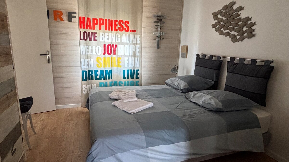 غرفة نوم بسرير متوسط وخزانة ملابس 