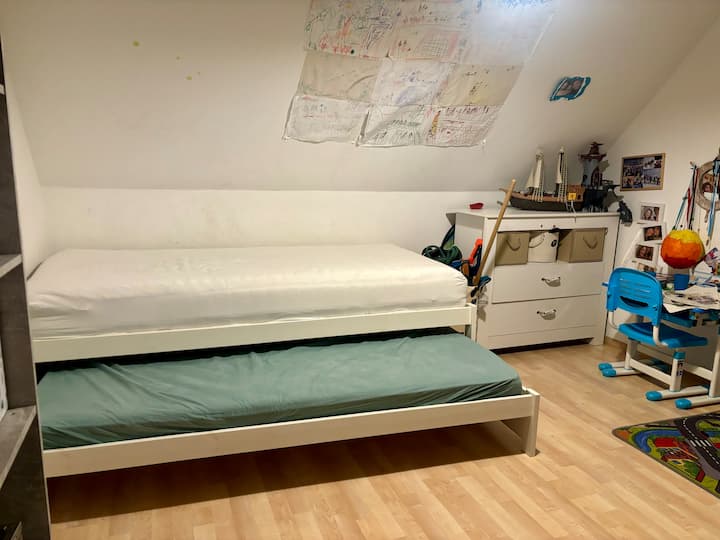 นี่คือห้องเด็กของลูกชายฉัน มีเตียงผู้ใหญ่ 2 เตียง แต่ละเตียงขนาด 90x200 ซม.