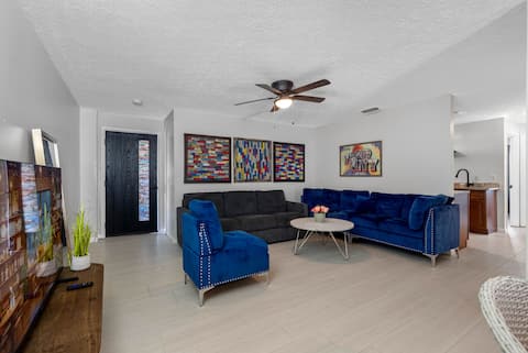 Popular Airbnb listing: 【Relaxing Courtyard-3bdrm Apt Nr DT &RiverWalk 】 in Old West Tampa