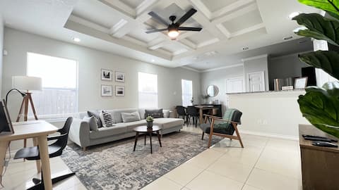 Top performing Airbnb: TownHome 15 min. @Lackland & 10 min. @Med. Center in Woodlawn Hills/ Ingram Hills