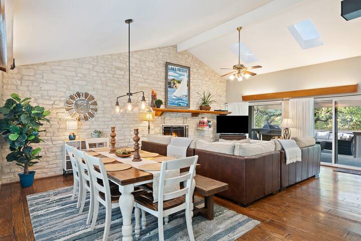 LakeTravis Waterfront Volleyball Game Rooms Boats gallery image 4