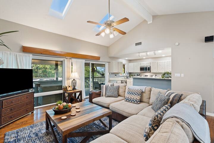 LakeTravis Waterfront Volleyball Game Rooms Boats gallery image 3