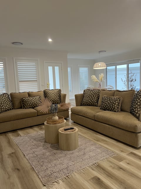 Popular Airbnb listing: Hampton town house in Central in Wagga Wagga