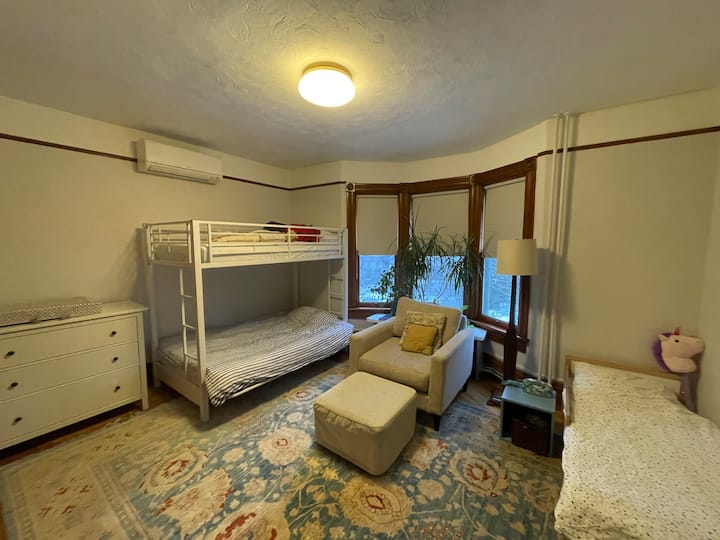 Единечен над двоен кревет на спрат и детски кревет. Имаме и преносно детско креветче што можеме да го поставиме во која било соба. 