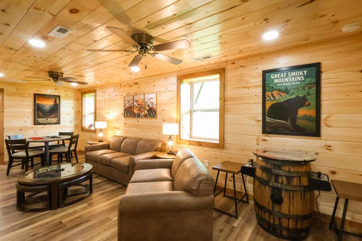 Mtn Views, Pet Friendly, Games, And A Hot Tub! - Gatlinburg, TN
