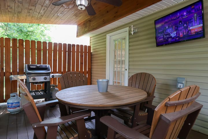 Near Pf Parkway, Hot Tub & Tv On Deck, King Beds! - Pigeon Forge, TN