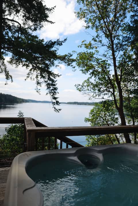 Puget Sound Waterfront 3BR Cabin • HotTub • Dogs+