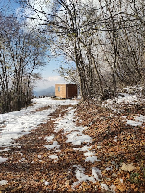 A little house in the infinite skies of Mont di Prat
