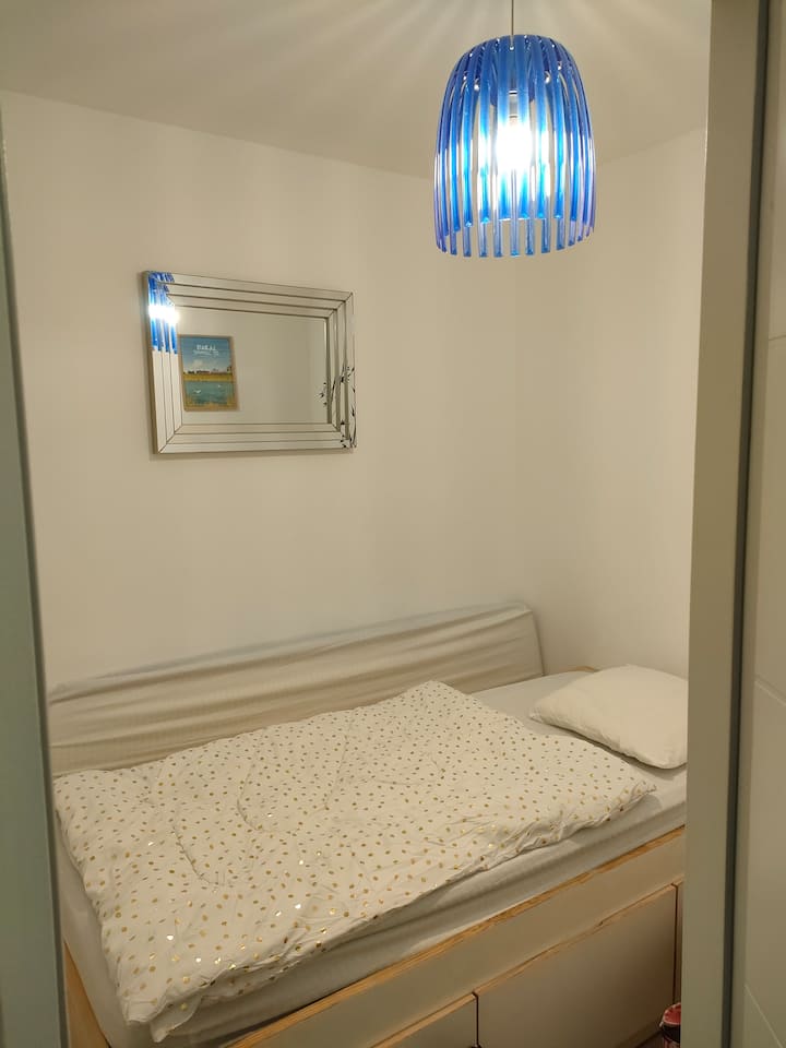 เตียงเคบินในห้องนอนสำหรับ 1 คนที่สามารถเปลี่ยนเป็น 2 คนได้
ไม่มีหน้าต่าง
