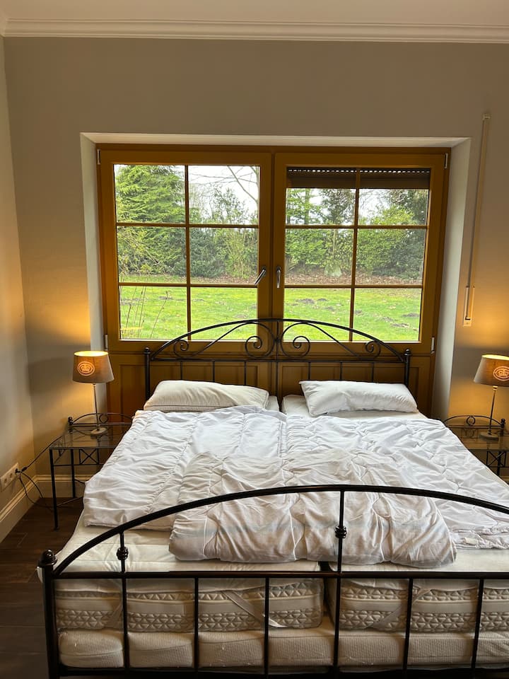 Chumba cha 2 cha kulala: Kitanda chenye nafasi kubwa na cha ubora wa juu chenye sentimita 180x200 na kitanda kingine chenye sentimita 90x200. 