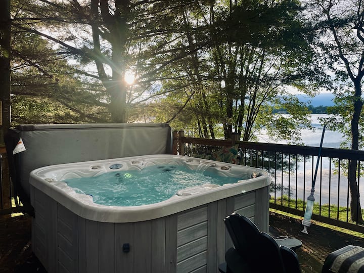 CozyPeaceful LakeCottage HotTub CheckOutOurReviews