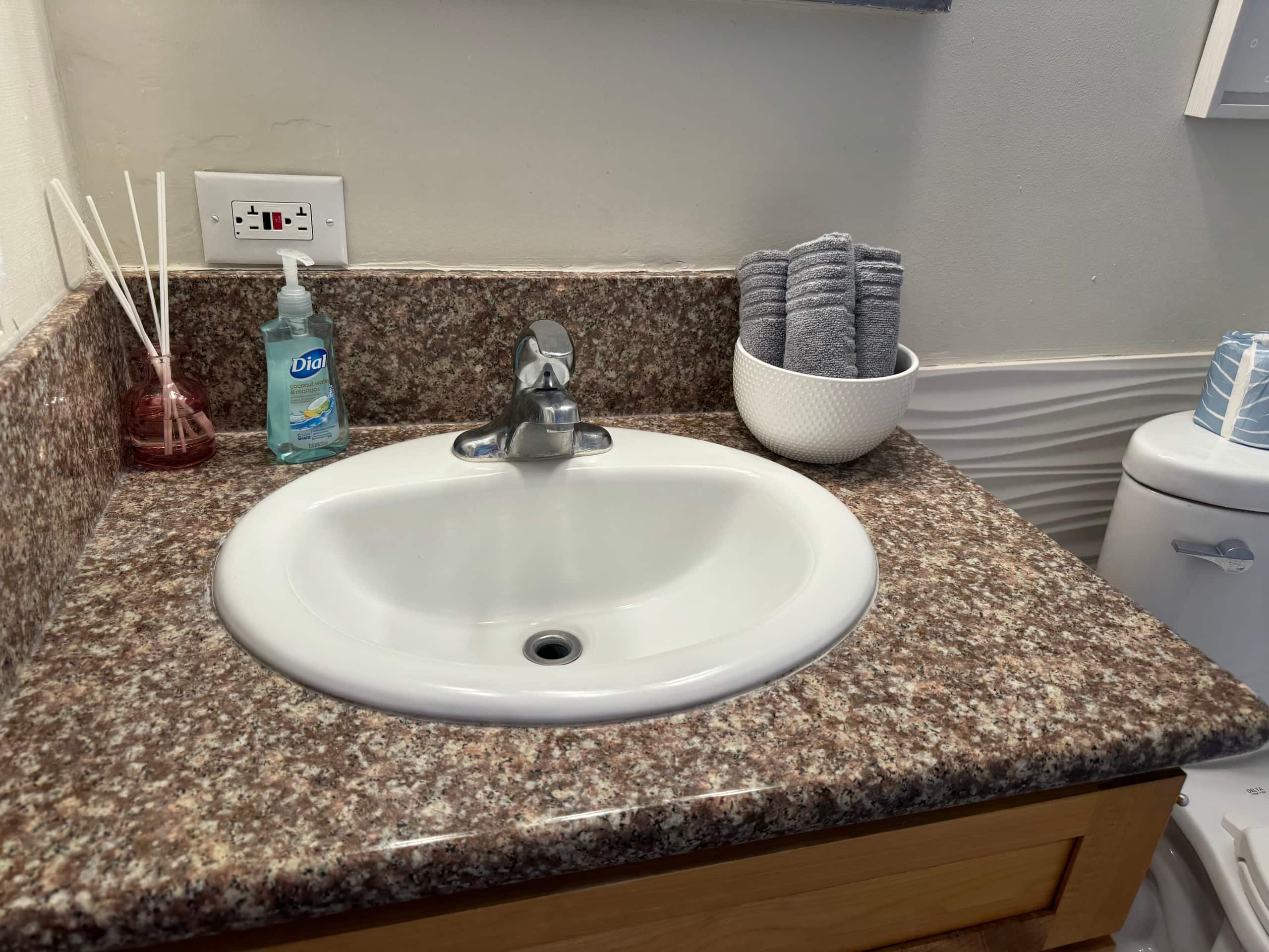 Family Waikiki Apt sleeps 5 FREE parking - Image 28