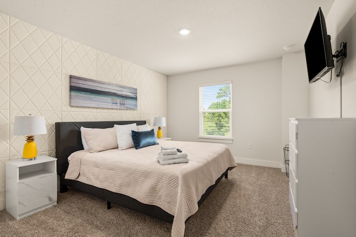 Additional guest room with King size bed and walk-in closet
