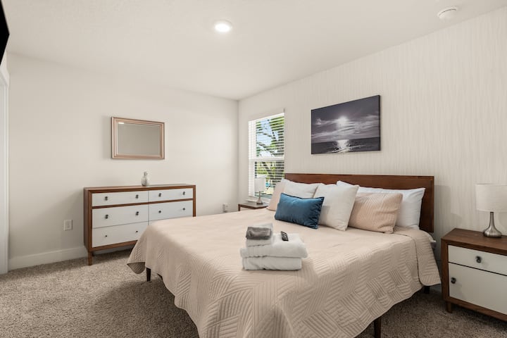 Guest room with TV, King bed and a walk-in closet
