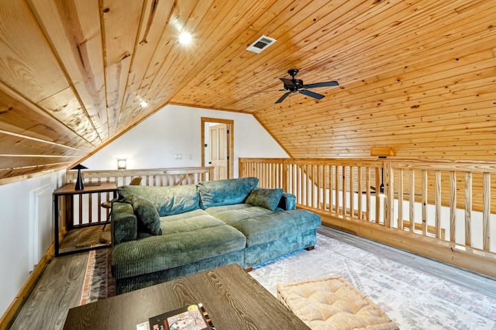 Модуларниот кауч за спиење (84'' x 56,5'')  за дополнителните сместувања е достапен во поткровјето.  