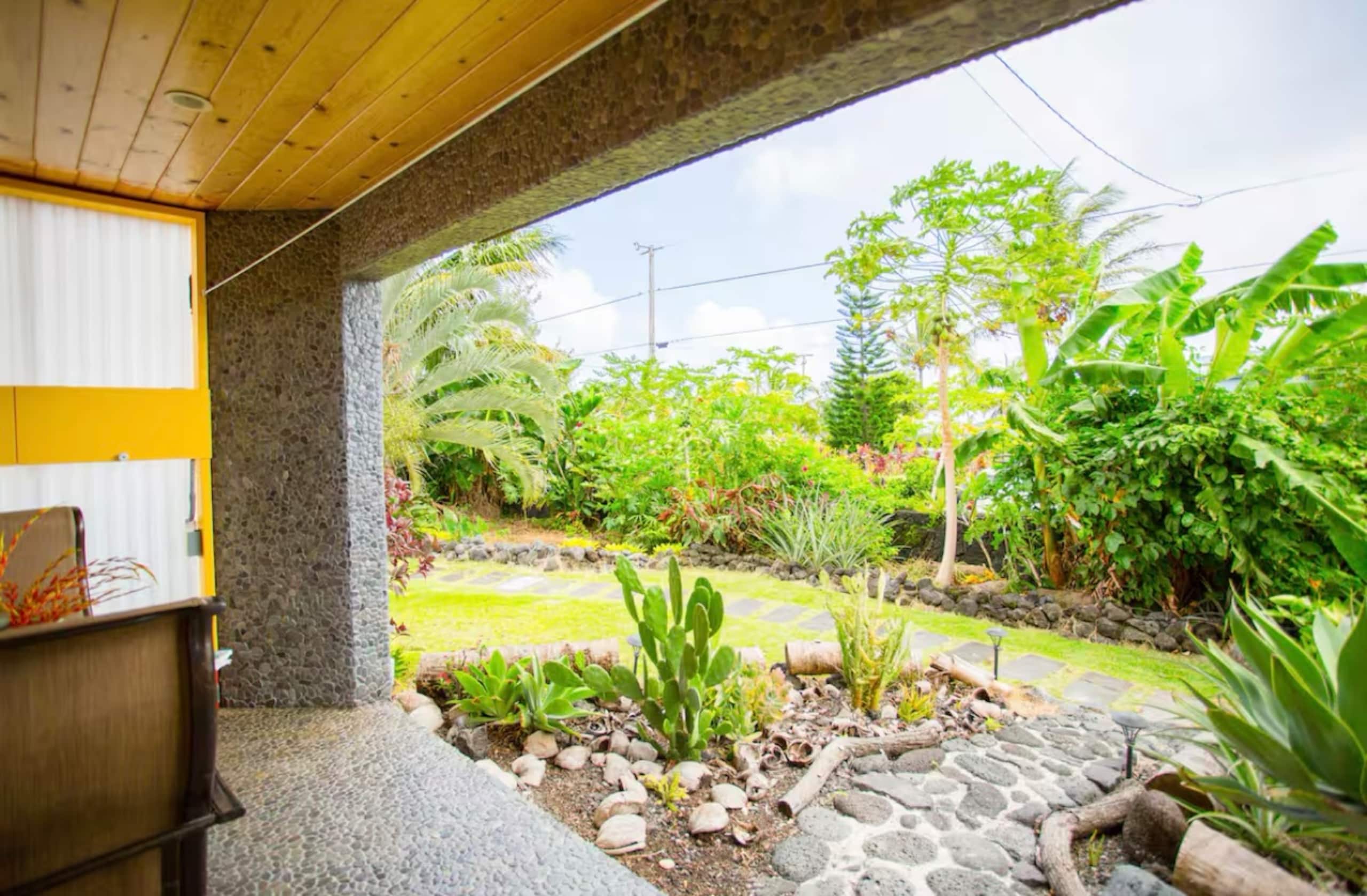 Home in Pahoa · ★4.82 · Studio · 1 bed · 1 private bath - Image 5