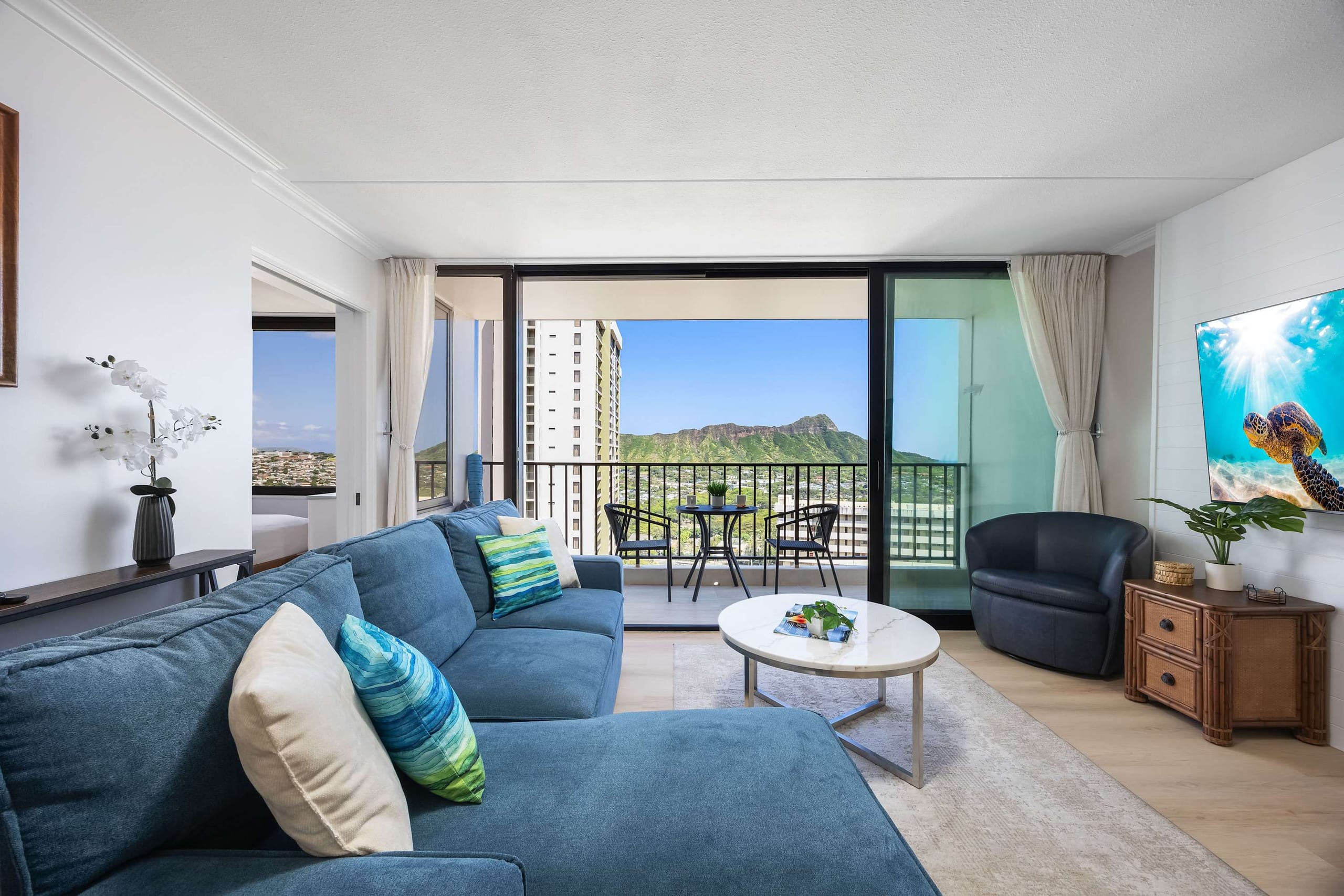 Condo in Honolulu · ★4.84 · 1 bedroom · 3 beds · 1 private bath - Image 4