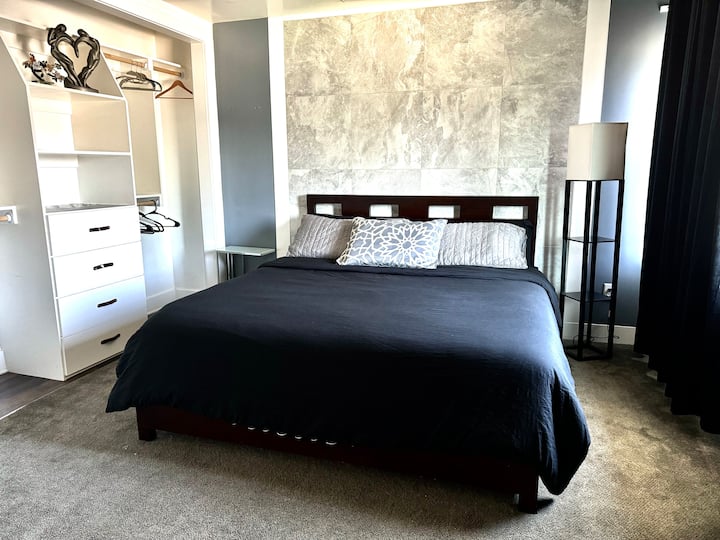 Კალიფორნიის საწოლი - დიდი ინდივიდუალური კარადა - ტელევიზორი - სააბაზანო