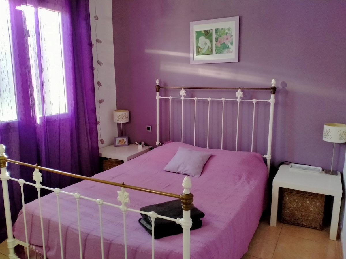 Новата виолетова спална соба на горниот кат 