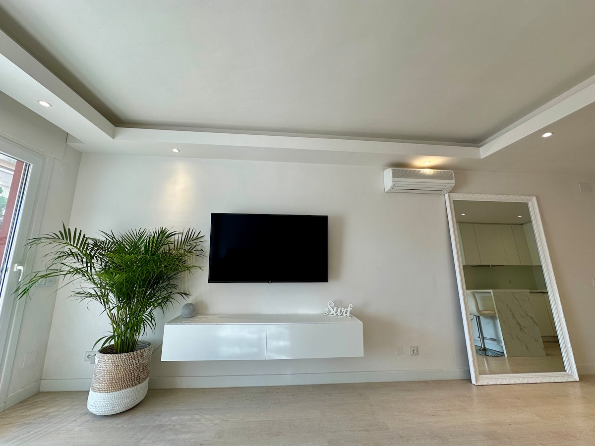Top performing Airbnb: Modern apartment 100 meters from the beach. in Marbella