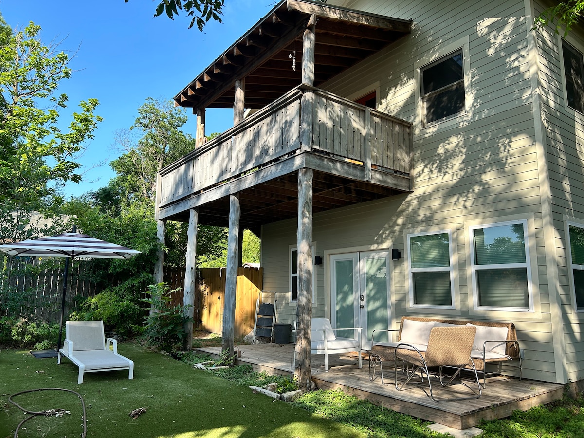 Artist loft, garden & porch