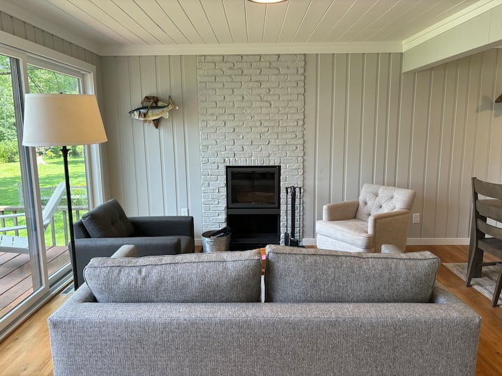 在砖砌壁炉旁取暖，在温馨的休息区放松身心。