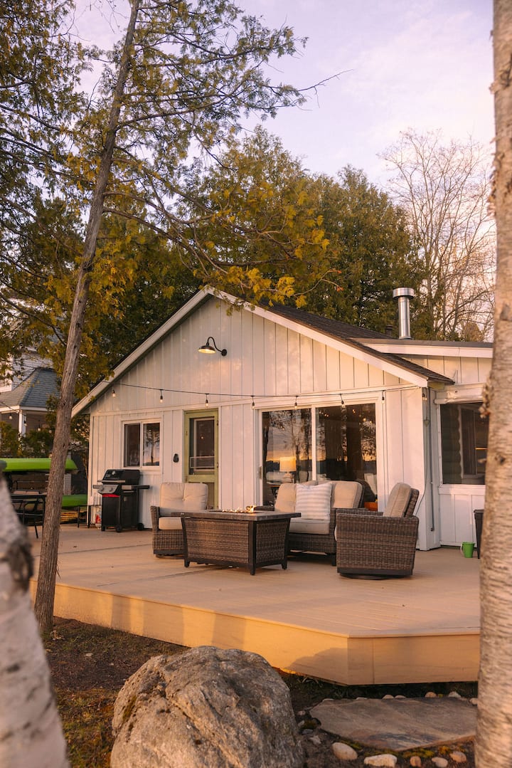 Birch Cottage - Torch Lake, Beach, Kayaks + SUPs