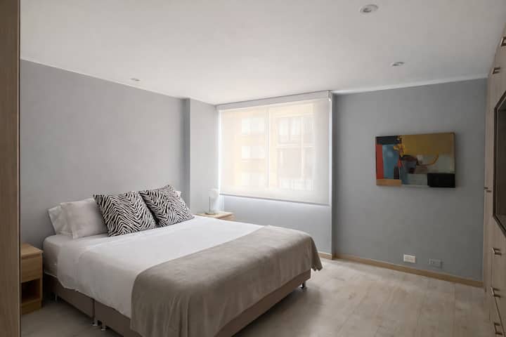 Queensize-säng. Madrass av hotellkvalitet. TV med Roku-enhet ingår. 