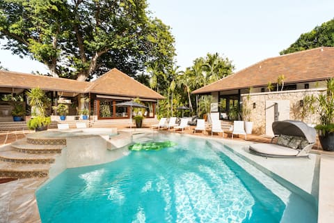 Casa Bailey: pool, jacuzzi, firepit, BBQ with staff!