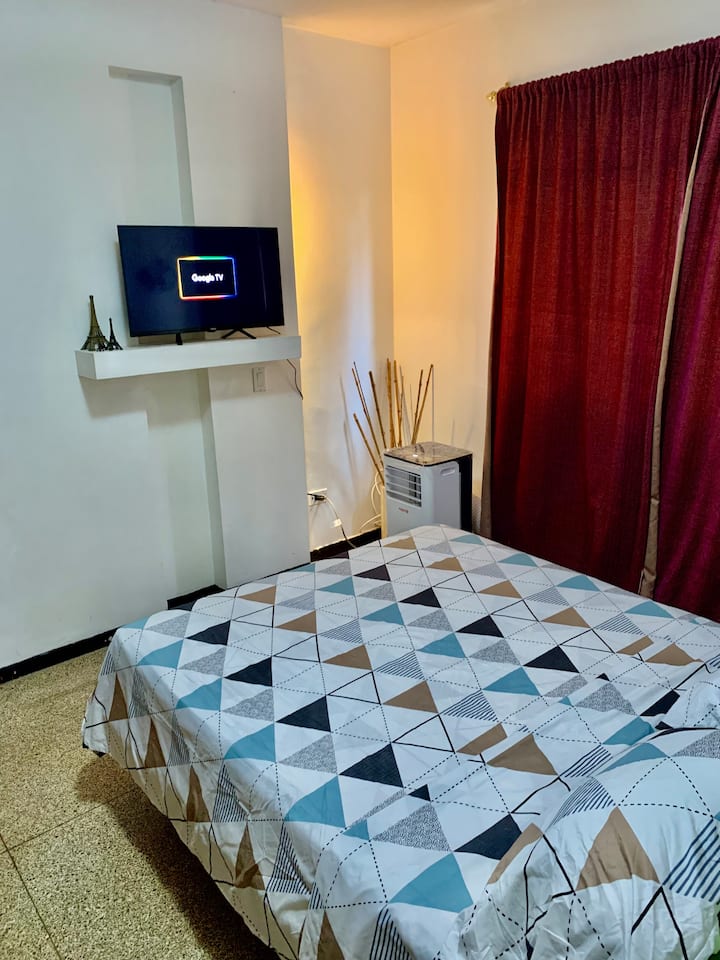 Dubbelsäng, smart-TV och bärbar luftkonditionering.