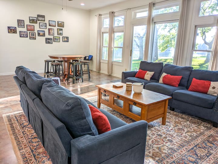 Riverfront Escape: Modern Comfort In Historic Home - Grant Park, IL