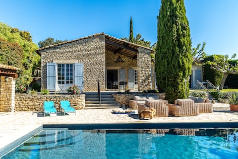 Provençal farmhouse with pool 800 m from the village