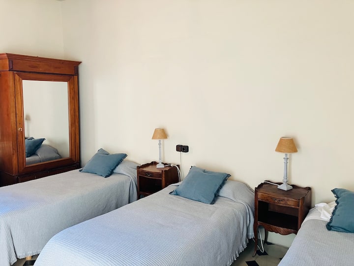 Habitación con 3 camas