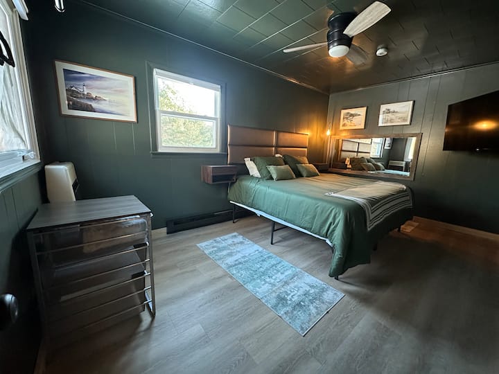 Couples Retreat | Hot Tub | Riverfront | Playroom