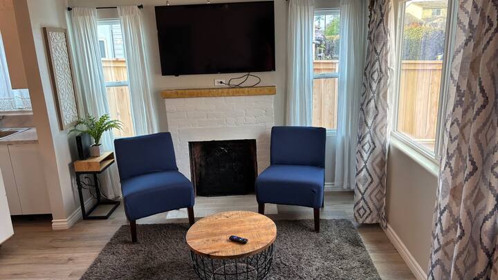 Ventilatori i tavanit në dhomën e ndenjjes.