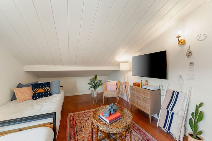 Kids Safari room, X-Box so your kiddos can play their games or dvds. Twin trundles can be configured to the side for more space. 