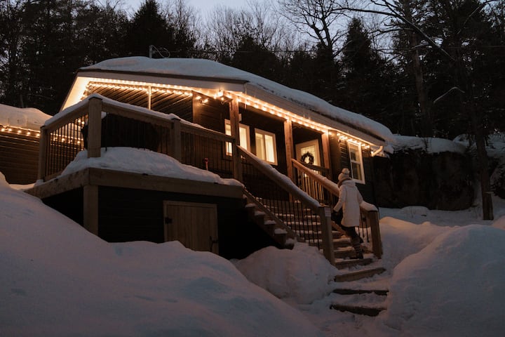 The Rock Lodge, At Mary Lake (+ Hot Tub)