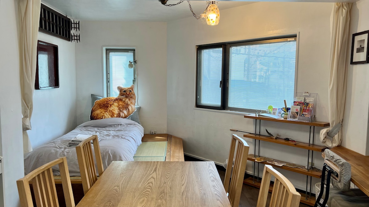 There will be one or two single beds on the tatami (Japanese carpet), and if there are three people, the dining room layout will be rearranged to accommodate another simple single bed on the floor.