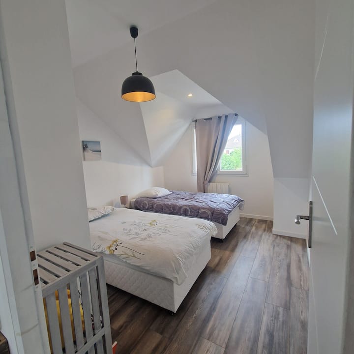 Pod u spavaćoj sobi 2 kreveta