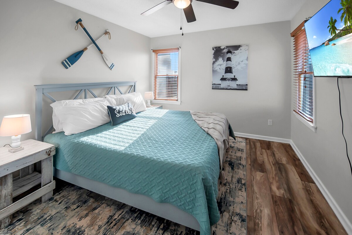 Camera da letto matrimoniale al piano superiore con vista sull'oceano!! 