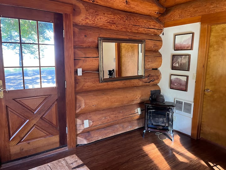 Rustic Log Cabin At Celebration Ranch - Roseburg, OR