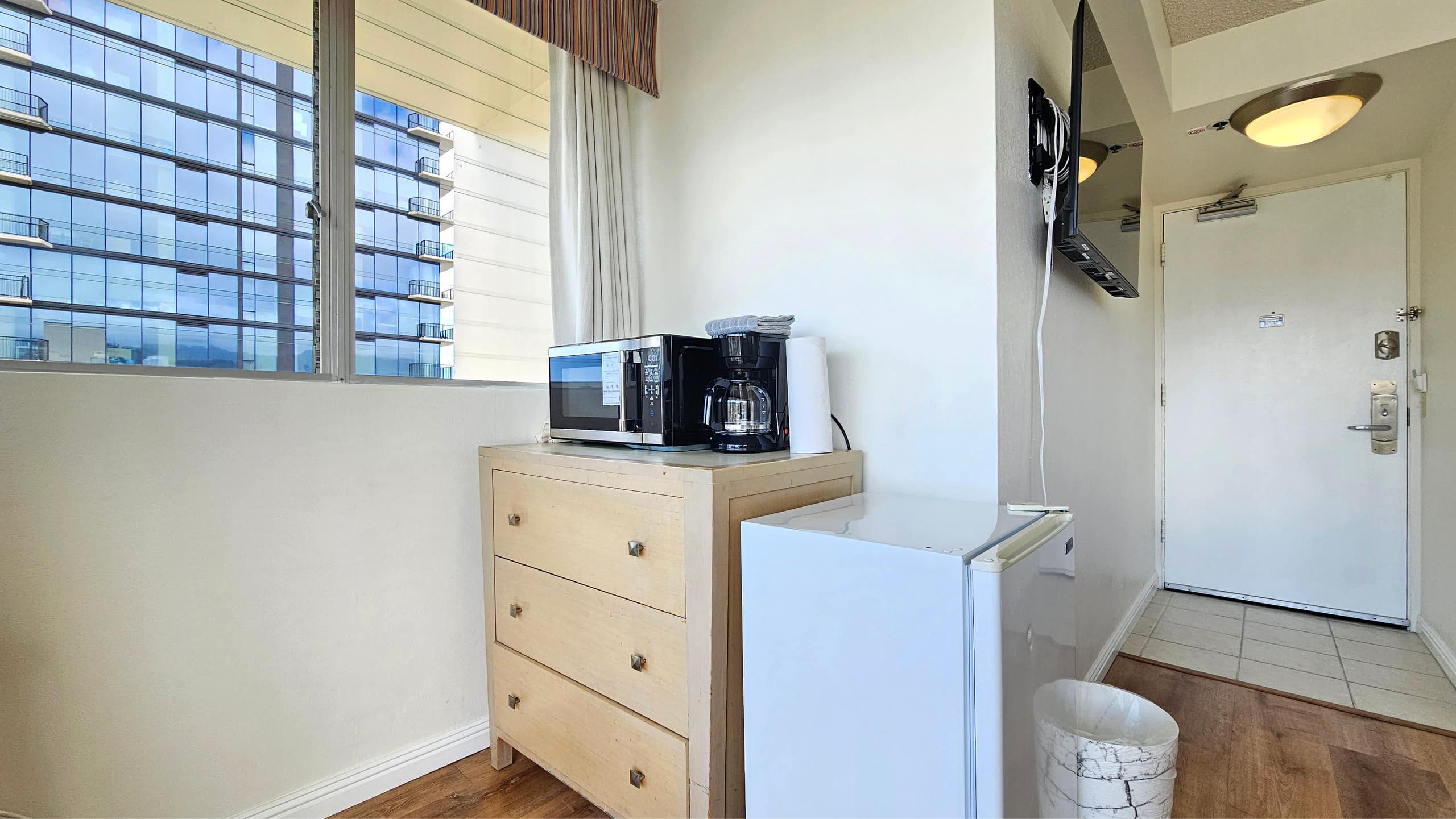 Comfortable King Bed Studio w/ Partial Ocean-View - Image 4