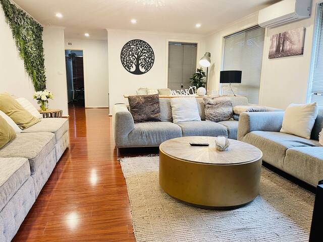 D130 The Link Fantasy Place 6 bedrooms sleeps 15 gallery image 3