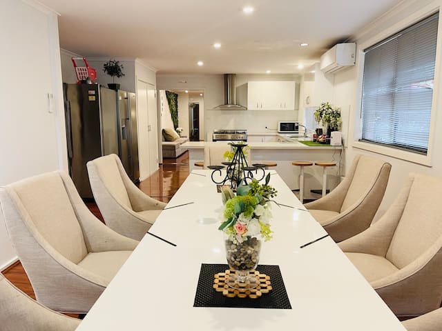 D130 The Link Fantasy Place 6 bedrooms sleeps 15