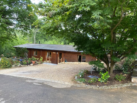4 bedroom Lodge/Hotub-Pool in Surrey UK